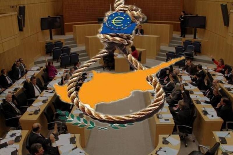 Υπερψηφίστηκε το Μνημόνιο – «ταφόπλακα» της Κύπρου