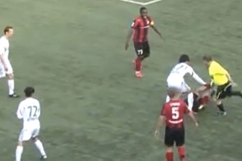 Ρωσία: Επόπτης ξυλοκόπησε ποδοσφαιριστή! (video)
