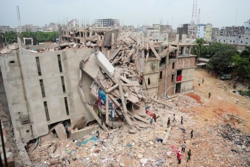 Γυναίκα γέννησε ενώ βρισκόταν κάτω από τα συντρίμμια εργοστασίου που κατέρρευσε!