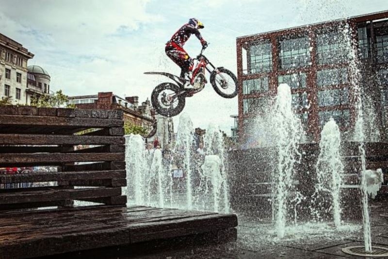 Μια ιδιαίτερη βόλτα στα γραφεία της Red Bull Racing (video)