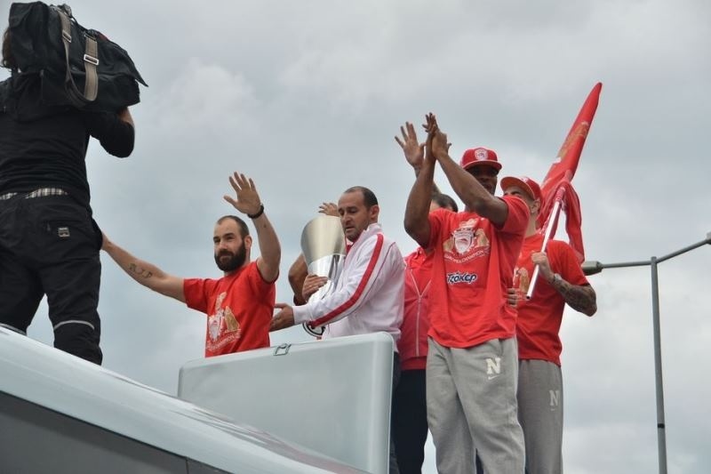 Ολυμπιακός: Τα πανηγύρια μέσα και... πάνω στο πούλμαν(photos)