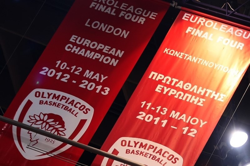 Ολυμπιακός: Το λάβαρο στην οροφή του ΣΕΦ (photos)