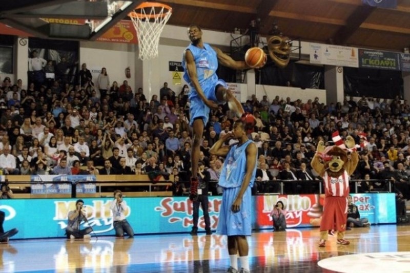 Νέα καρφώματα και... τραγούδια ο Πέτγουεϊ (video)