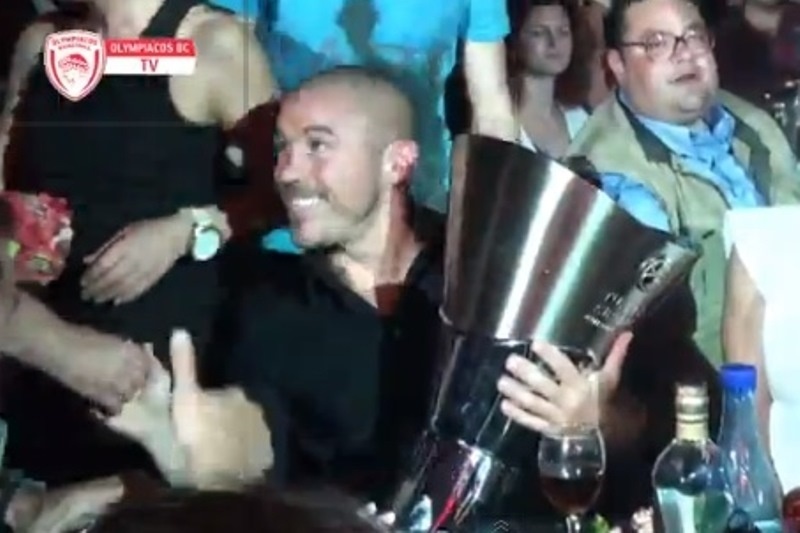 Ολυμπιακός: Και ο Ζαμπίδης με το τρόπαιο (video)