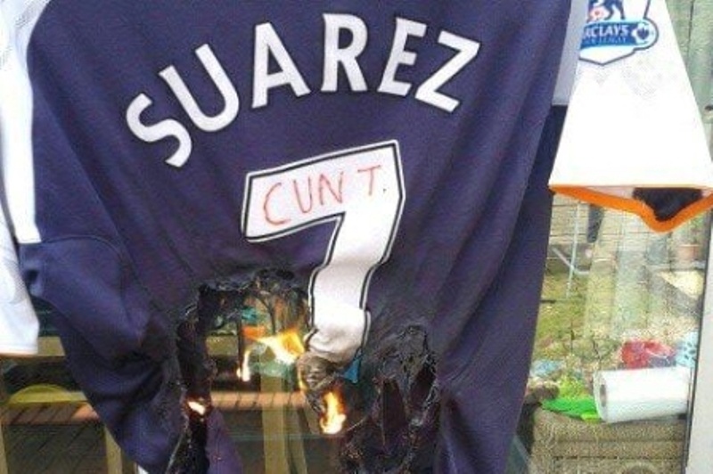 Λίβερπουλ: Καίνε φανέλες του Σουάρεζ! (photo)