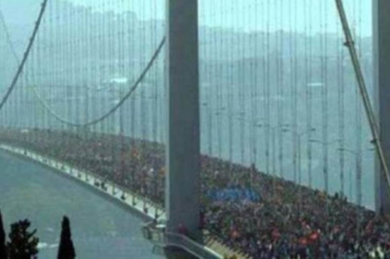 «Απάτη» η φωτογραφία από τη Γέφυρα του Βοσπόρου με τους διαδηλωτές