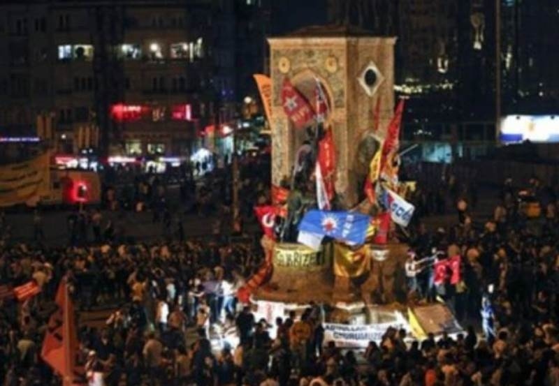 Tουρκία: Τανγκό και δακρυγόνα στην πλατεία Ταξίμ (vid)