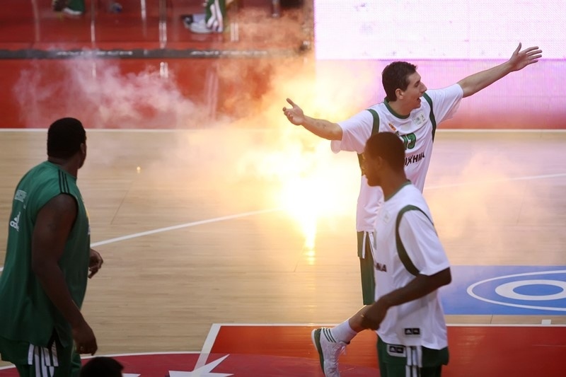 Ολυμπιακός - Παναθηναϊκός: Τα αίσχη στο ΣΕΦ (photos)