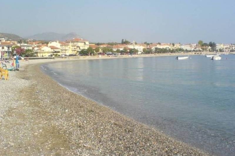 Τους έδειξε το δρόμο για την παραλία και τον έκλεψαν
