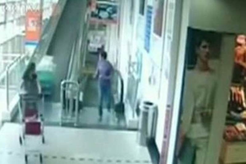 Βίντεο-ΣΟΚ: Τη σκότωσε ένα καροτσάκι μέσα σε σουπερμάρκετ