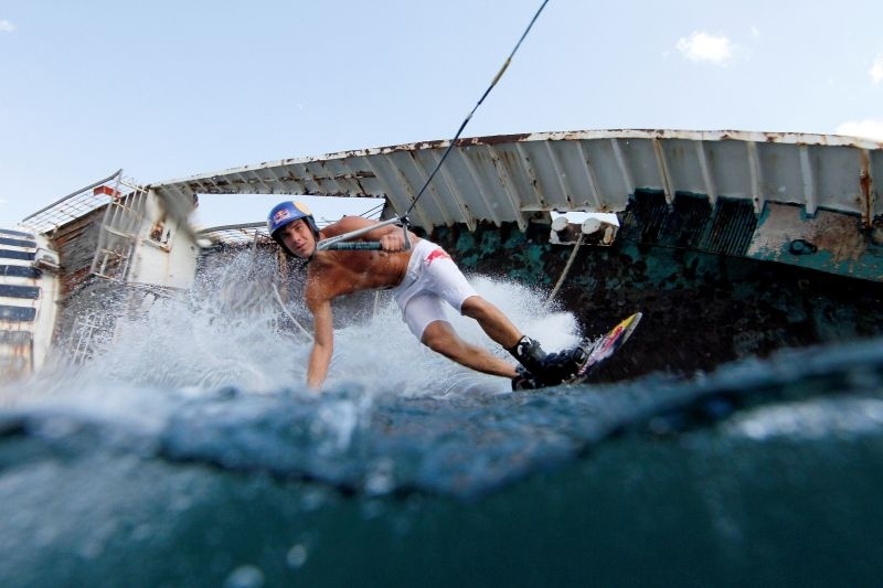 Waterski σε ένα από τα πλέον φημισμένα ναυάγια της Ελλάδας (photos)