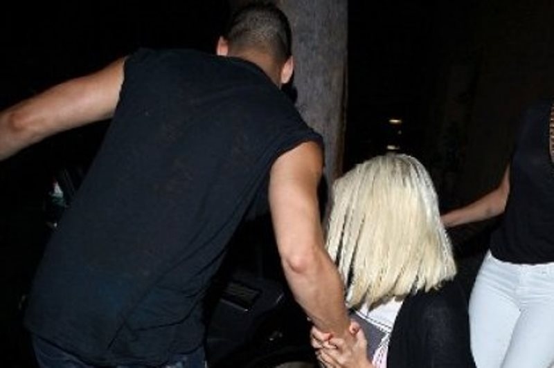 Ποια star κυλιέται στα... πεζοδρόμια έπειτα από ξέφρενο clubbing;