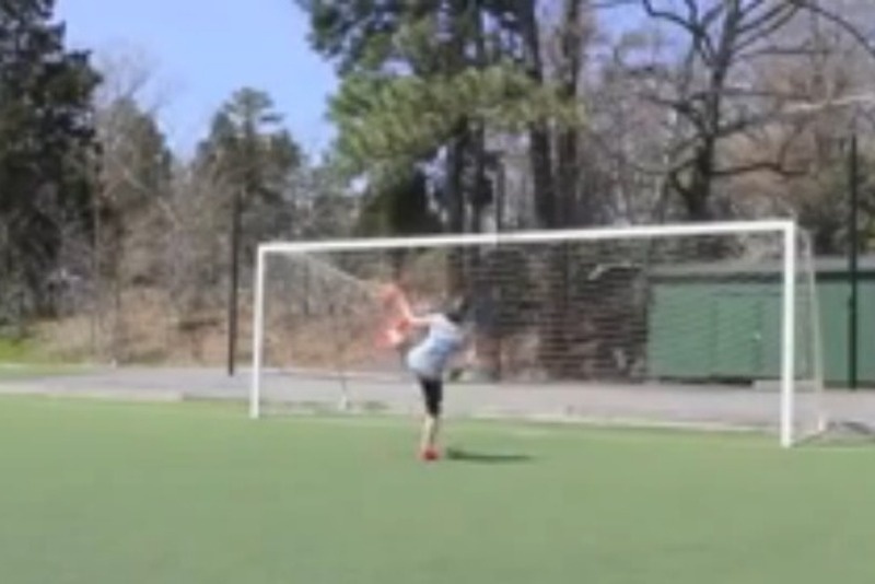 Η γυναίκα που βάζει τα… γυαλιά σε επαγγελματίες ποδοσφαιριστές (video)