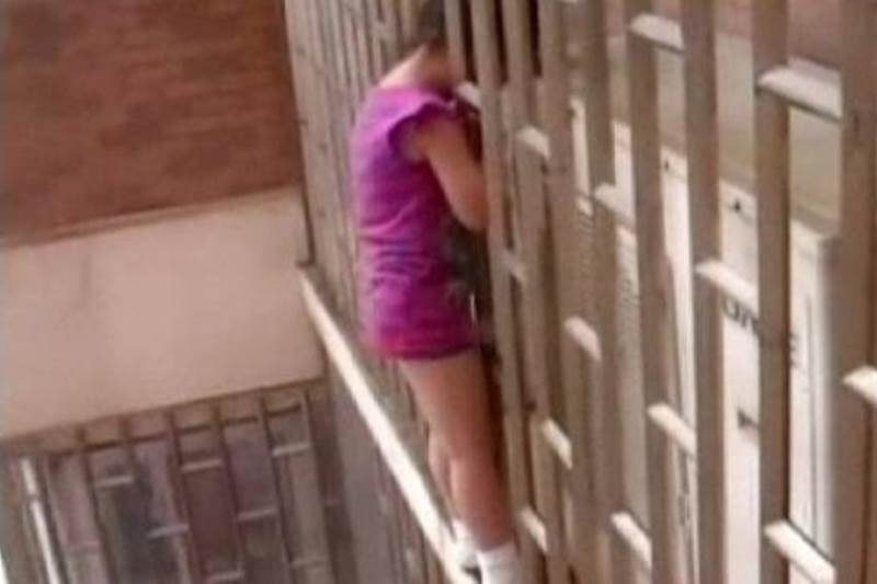 Βίντεο-ΣΟΚ: 5χρονη κρεμόταν από το κεφάλι σε 70 μέτρα ύψος
