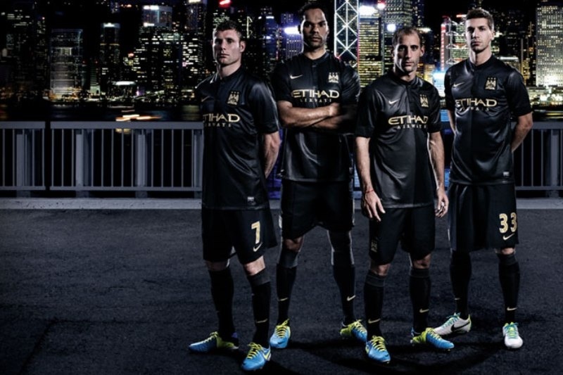 Μάντσεστερ Σίτι: Παρουσίασε τη μαύρη εμφάνιση μέσα στη… μαύρη νύχτα! (photos)