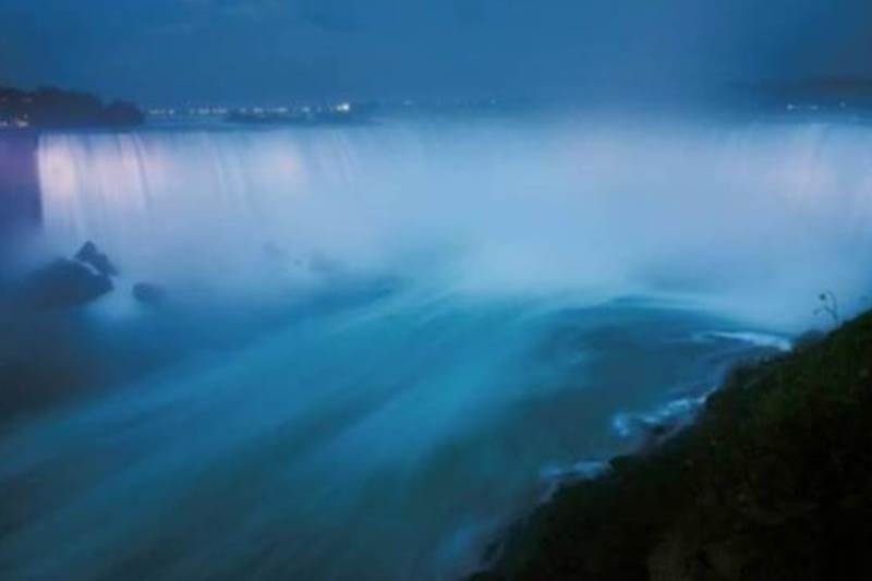 Οι καταρράκτες του Νιαγάρα έγιναν μπλε για τον διάδοχο του θρόνου