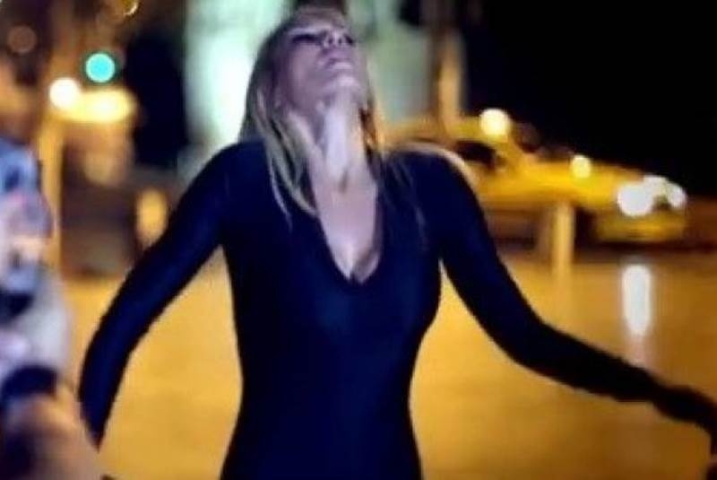 Η σέξι Έλενα Παπαβασιλείου σαρώνει στο YouTube!