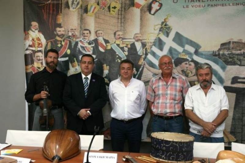 Η μαντινάδα που συγκίνησε στο Παγκόσμιο Συμβούλιο Κρητών