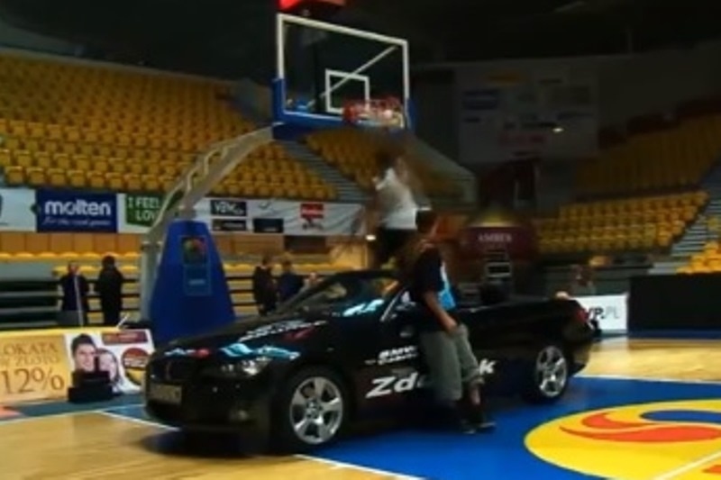 Κάρφωσε πάνω από κάμπριο! (video)