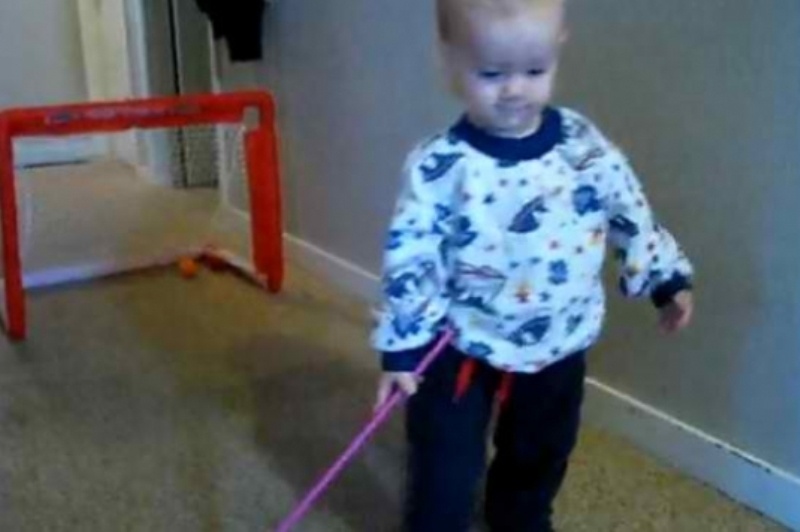 Ένα μικρό ταλεντάκι στο… hockey! (βίντεο)