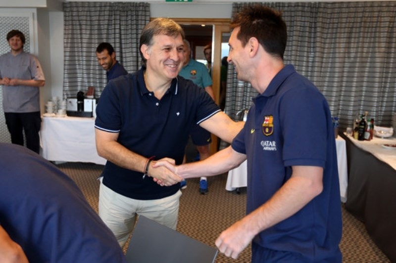 Μπαρτσελόνα: Η χειραψία Τάτα – Μέσι (photos+video)