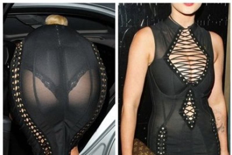 Σχεδόν γυμνή: Ποια celebrity ξεσήκωσε σχόλια με το προκλητικό της φόρεμα;