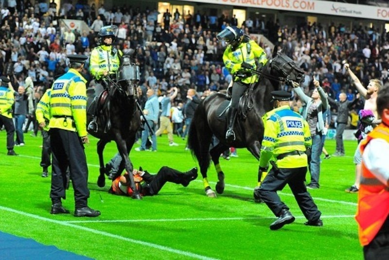 Λιγκ Καπ: Άλογο της αστυνομίας ποδοπάτησε άνδρα της ασφάλειας! (photos+video)