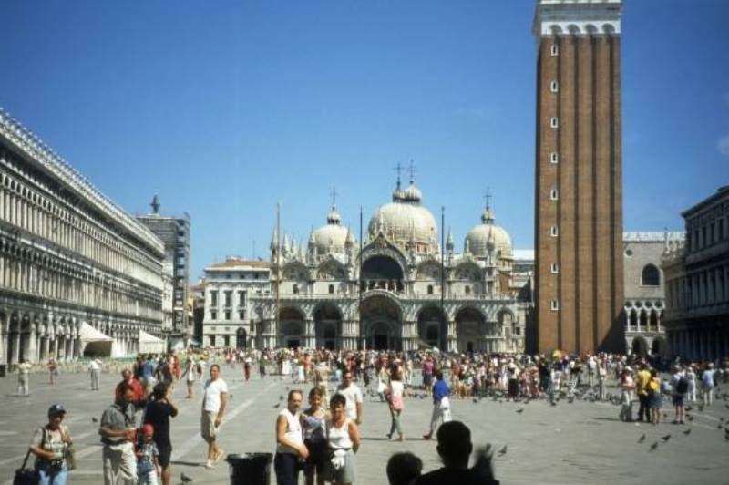 Πλήρωσαν 100 ευρώ για τέσσερις καφέδες και τρία λίκερ!