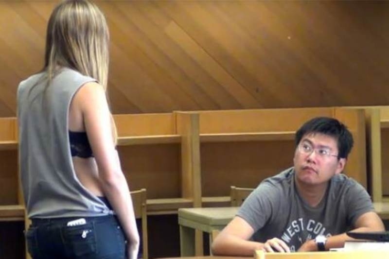 Βίντεο: Πώς θα αντιδρούσατε αν μία όμορφη γυναίκα σας κοιτούσε επίμονα;