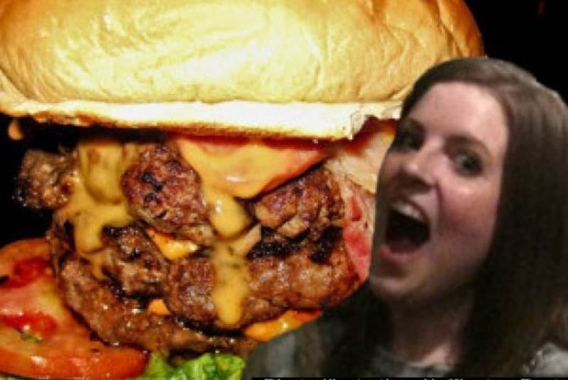 Πήγε να να φάει ένα τριπλό burger και... δείτε τι έπαθε!