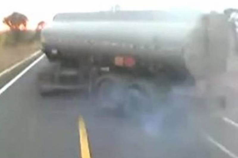 VIDEO: Νταλικέρης με... τάσεις αυτοκτονίας!!!