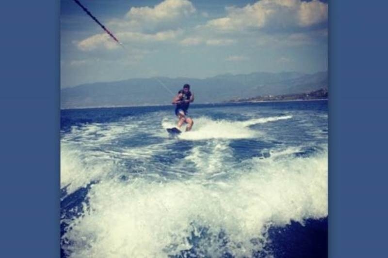 «Σκίζει» τα κύματα…