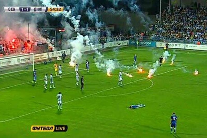 Ουκρανία: «Βροχή» φωτοβολίδων εν ώρα αγώνα! (photos+video)