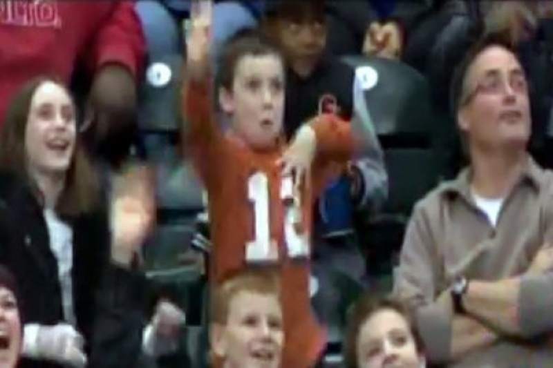 Δείτε πώς πανηγυρίζει ένας πιτσιρικάς για την ομάδα του! (βίντεο)