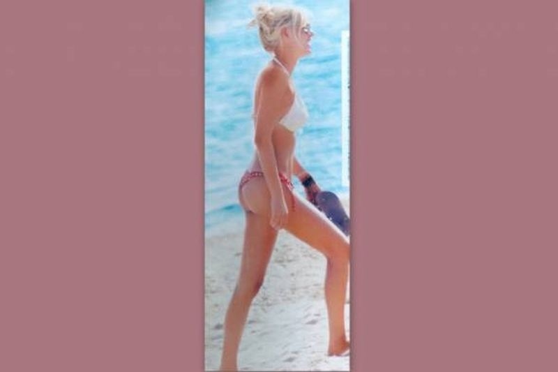 Κλέλια Ρένεση: Η σέξι εμφάνιση της με μαγιό που αναστάτωσε τη Χαλκιδική