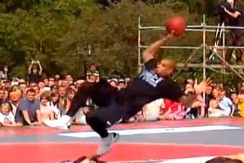 Φίνιξ Σανς: Πήγε να καρφώσει και… σωριάστηκε ο Μπράουν! (video)