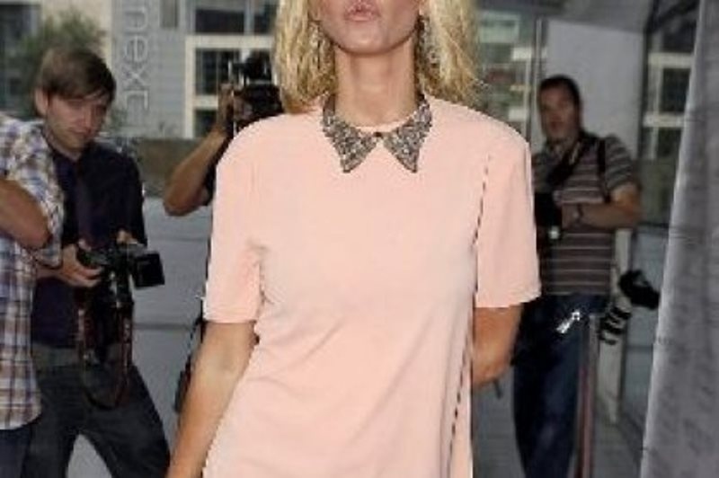 Την αναγνωρίζετε; Aπό μπροστά κυρία και από πίσω…