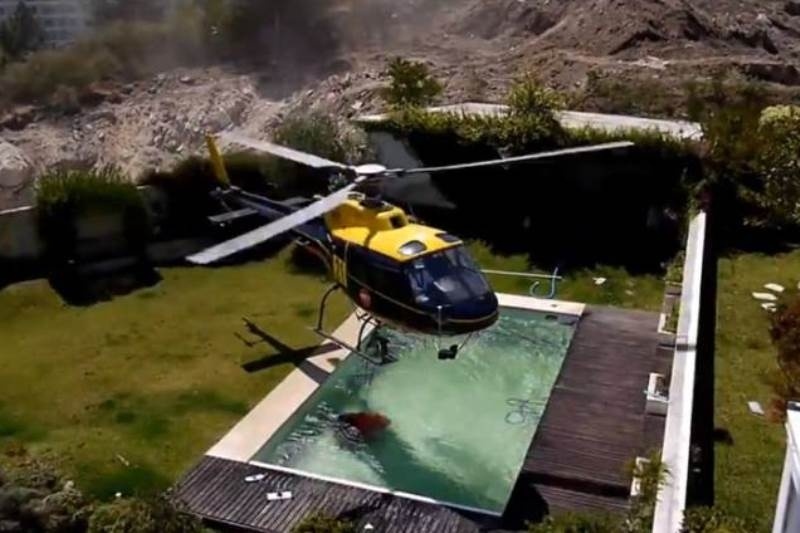 Βίντεο: Ελικόπτερο «κλέβει» νερό πισίνας για να σβήσει τη φωτιά!