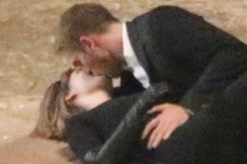 Τα καυτά φιλιά του Robert Pattinson με την παρτενέρ του