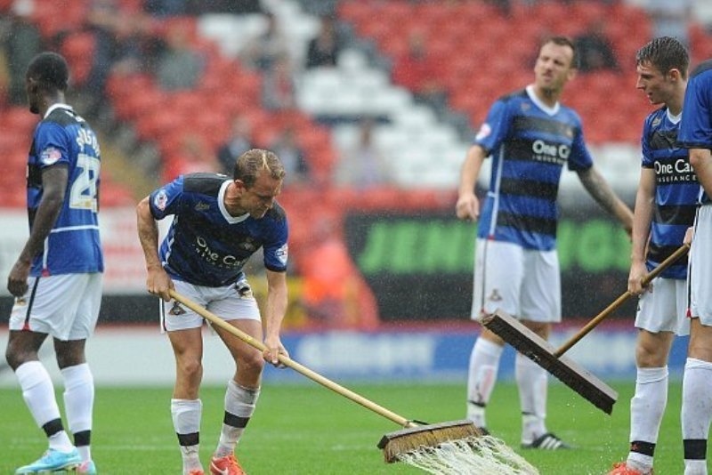 Τσάμπιονσιπ: Παραλίγο να κάνουν… μπάνιο στο γήπεδο! (video)