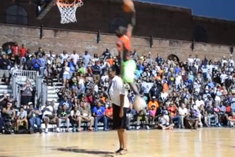 Παίκτης κάρφωσε πάνω από τη μητέρα του! (video)