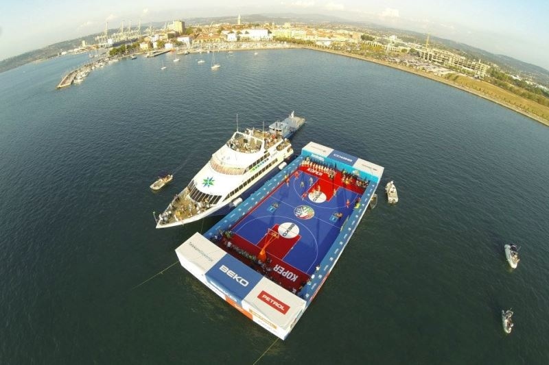 Ευρωμπάσκετ: Μπάσκετ στη θάλασσα! (photos)