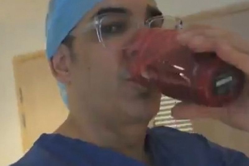 Κι όμως το έκανε! Ο Άλκης Δαυίδ ήπιε τον... πλακούντα της συζύγου του μετά τον τοκετό!