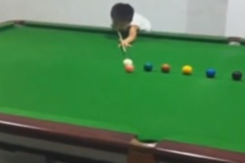 Δείτε 3χρονο Κινέζο να… σκίζει στο μπιλιάρδο! (video)