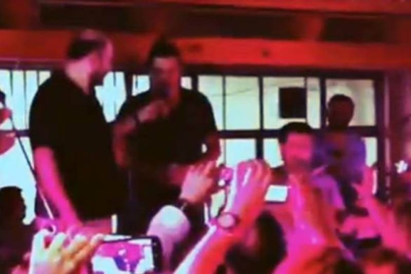 Ο Σάκης Ρουβάς τραγουδάει μαντινάδες στην Κρήτη με τον Νίκο Ζωιδάκη