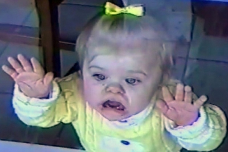 Βίντεο: Το κοριτσάκι που καθαρίζει… τζάμια!