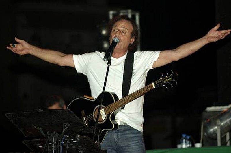 Πλήρωσαν να ακούσουν τον Βασίλη Παπακωνσταντίνου και η συναυλία δεν έγινε ποτέ!