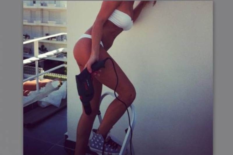 Ποιος είπε ότι οι σέξι γυναίκες δεν ξέρουν από αντρικές δουλειές;