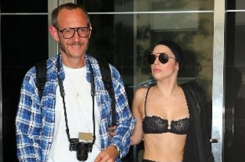 H Lady Gaga το έχασε τελείως! Τώρα κυκλοφορεί με το... σουτιέν!