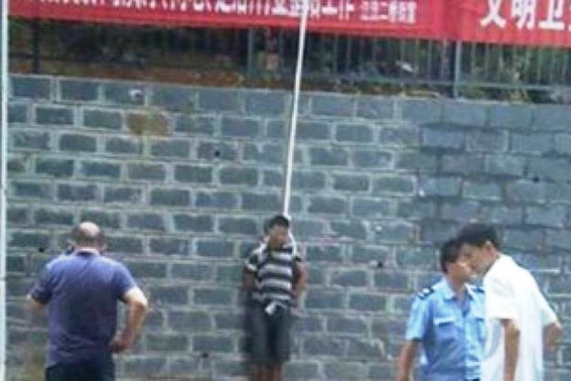 «Κρέμασαν» διαρρήκτη σε τοίχο για πέντε ώρες (pic)